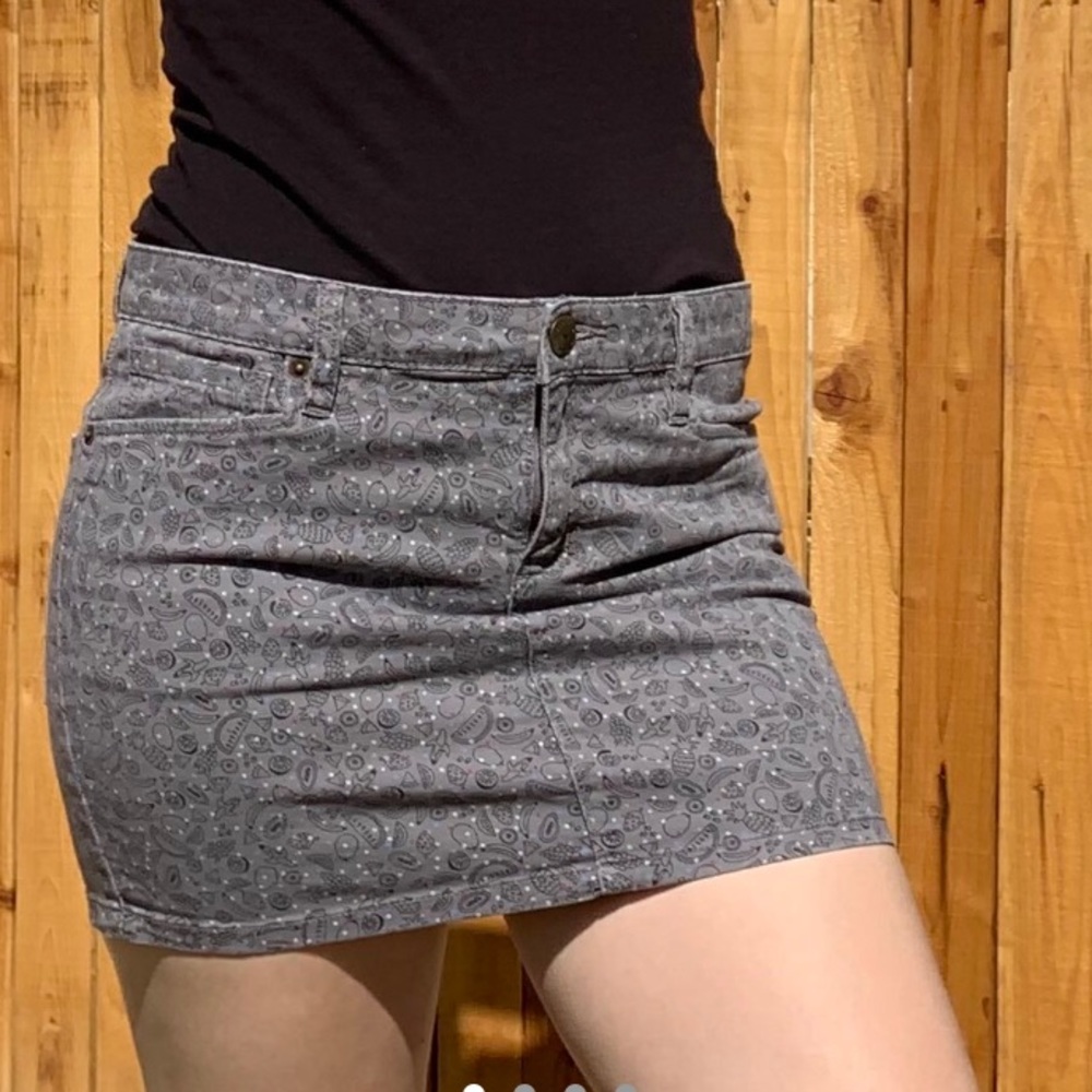 Bcbgeneration grey fruit print mini skirt size 28